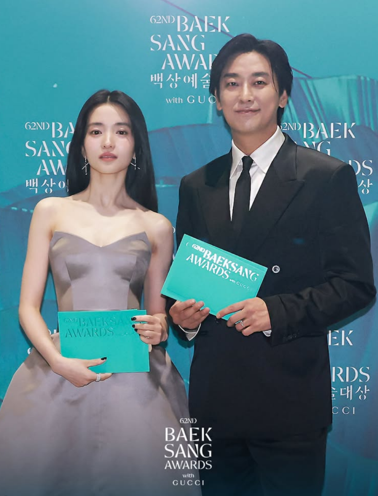 Kim Tae-ri's Baeksang Fashion: Dress, Jewelry Styling, Hair, and Makeup