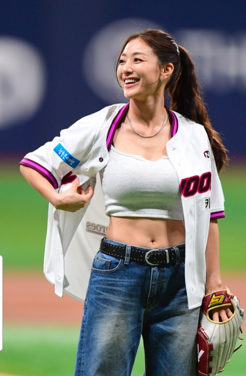 ⚾ 트와이스 지효, 고척돔 시구 현장 화제! "복근 실화?"