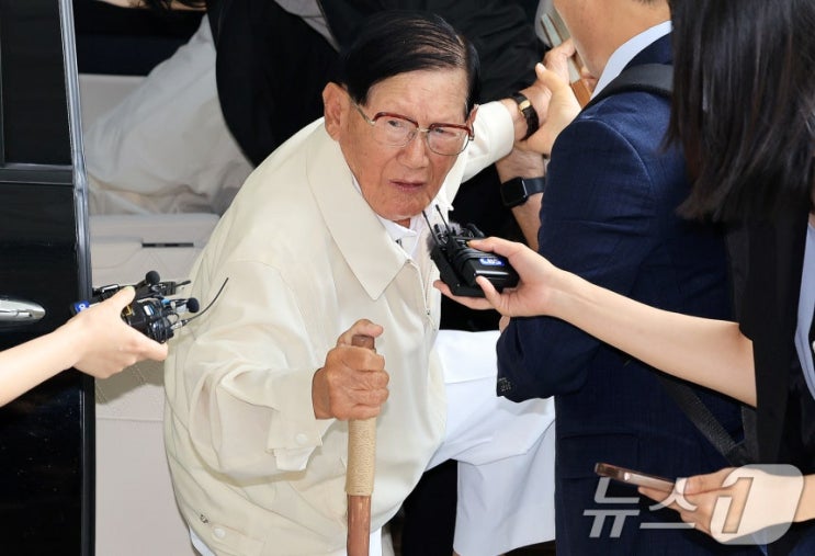 "95세 <b>이만희</b> 결국 <b>구속영장</b>"…신천지·국민의힘 집단입당... 