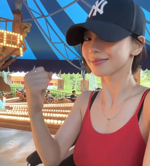 "누가 봐도 카리나" 에스파 카리나, 모자 푹 눌러쓴 에버랜드 일상 포착