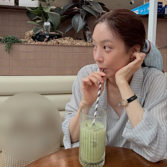 여름 가방 끝판왕? 정려원이 선택한 루에브르 쿠브백