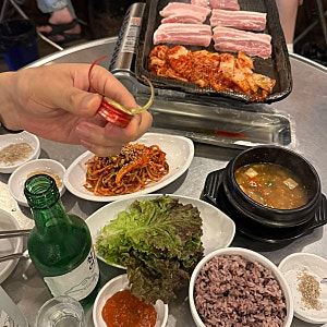 [합정 삼겹살 맛집] ‘신김치생삼겹살’ 구워 먹기 좋은 신김치와 두툼한 생삼겹살의 완벽한....