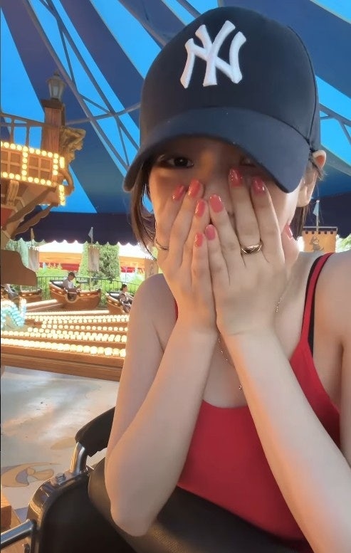 모자 써도 숨길 수 없는 미모 카리나, 에버랜드 시선 싹쓸이