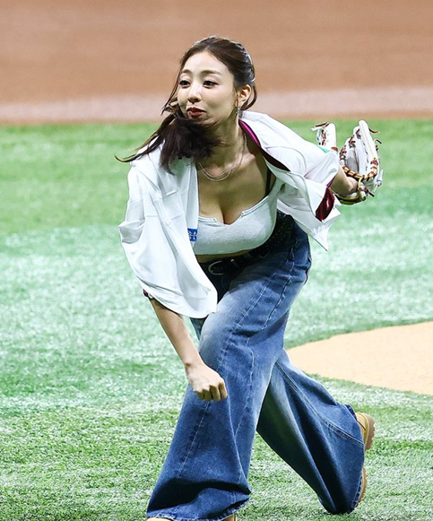 "유니폼 안이 더 충격적..." 트와이스 지효 시구 등장하자 고척돔 뒤집어진 진짜 이유
