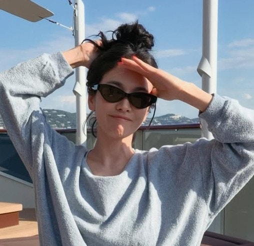 송혜교가 휴양지에서 쓴 선글라스, 생각보다 가격 괜찮네?