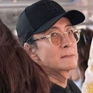 "<b>백발</b> 질끈 묶고" <b>배용준</b>, 11년 만에 모자 벗고 드러낸 파격 비주얼