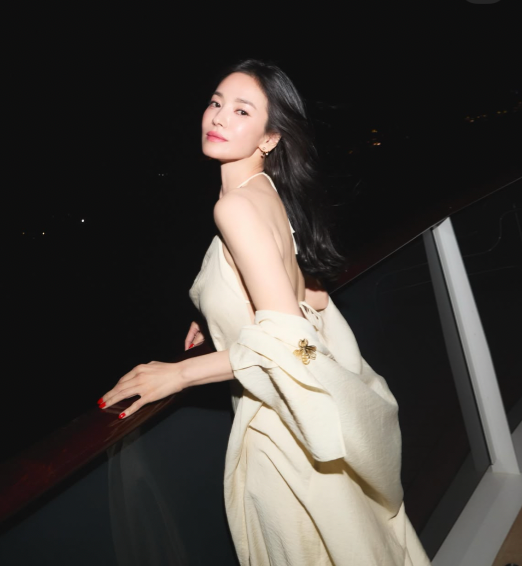 송혜교 겔랑 백리스 드레스 "등 노출도 이렇게 우아할 수 있나요?"