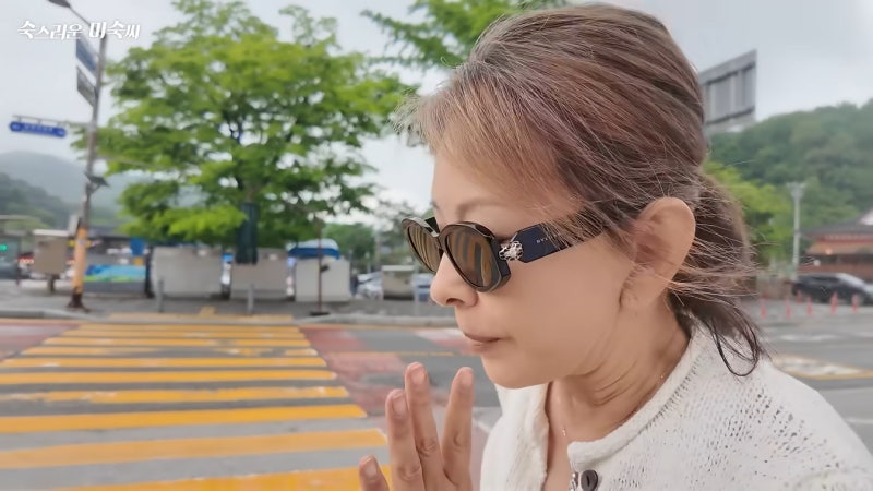 이미숙 패션 유튜브 숙스러운 미숙씨 데일리룩 속 명품 선글라스 브랜드 불가리 여자 선글라....