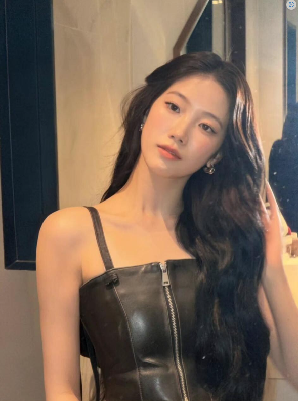 "르세라핌 카즈하, 흑발 웨이브에 팬심 폭발… 성숙미 끝판왕 비주얼 화제"
