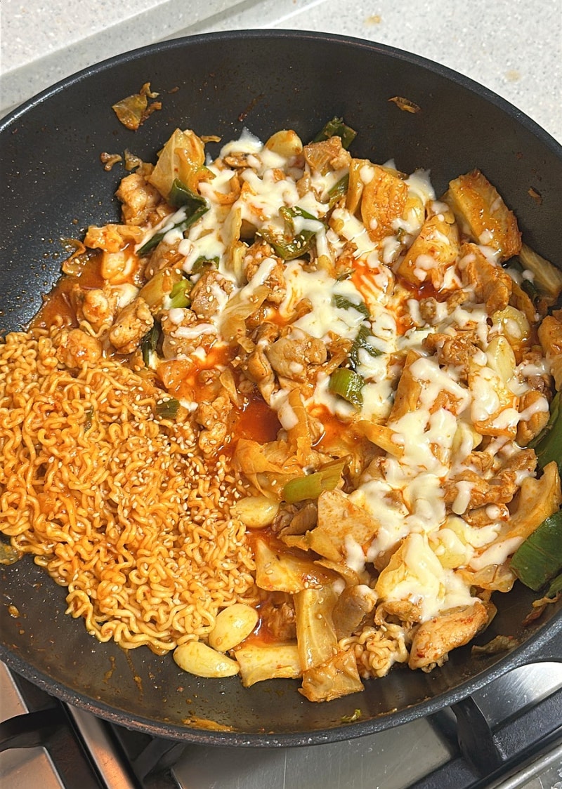 [집밥 메뉴] 치즈닭갈비 레시피 :: 춘천 닭갈비 뺨치는 매콤하고 부드러운 닭갈비 만드는 법