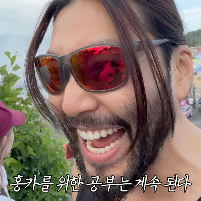 노홍철이 보유한 영국 슈퍼카 3대, 합산 가격 7억 원의 차고를 공개합니다