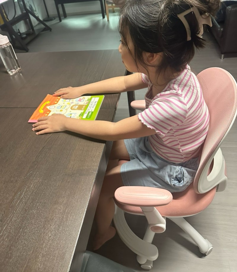 거실 식탁에서 공부하는 초등 2학년 딸아이를 위한 초등학생의자 솔직 후기-라베스토 발받침....