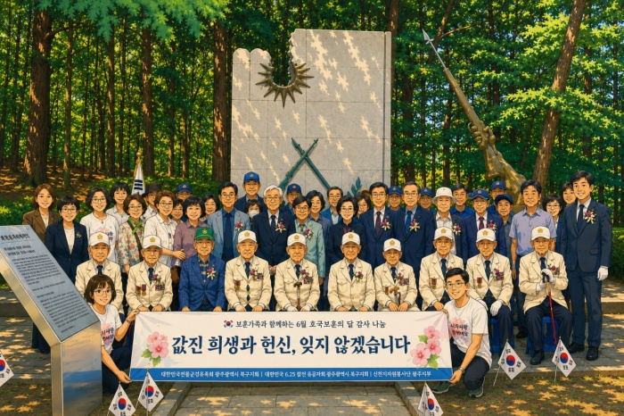 122명을 기리며, 시민 146명의 손도장 <b>태극기</b>로 전한 감사