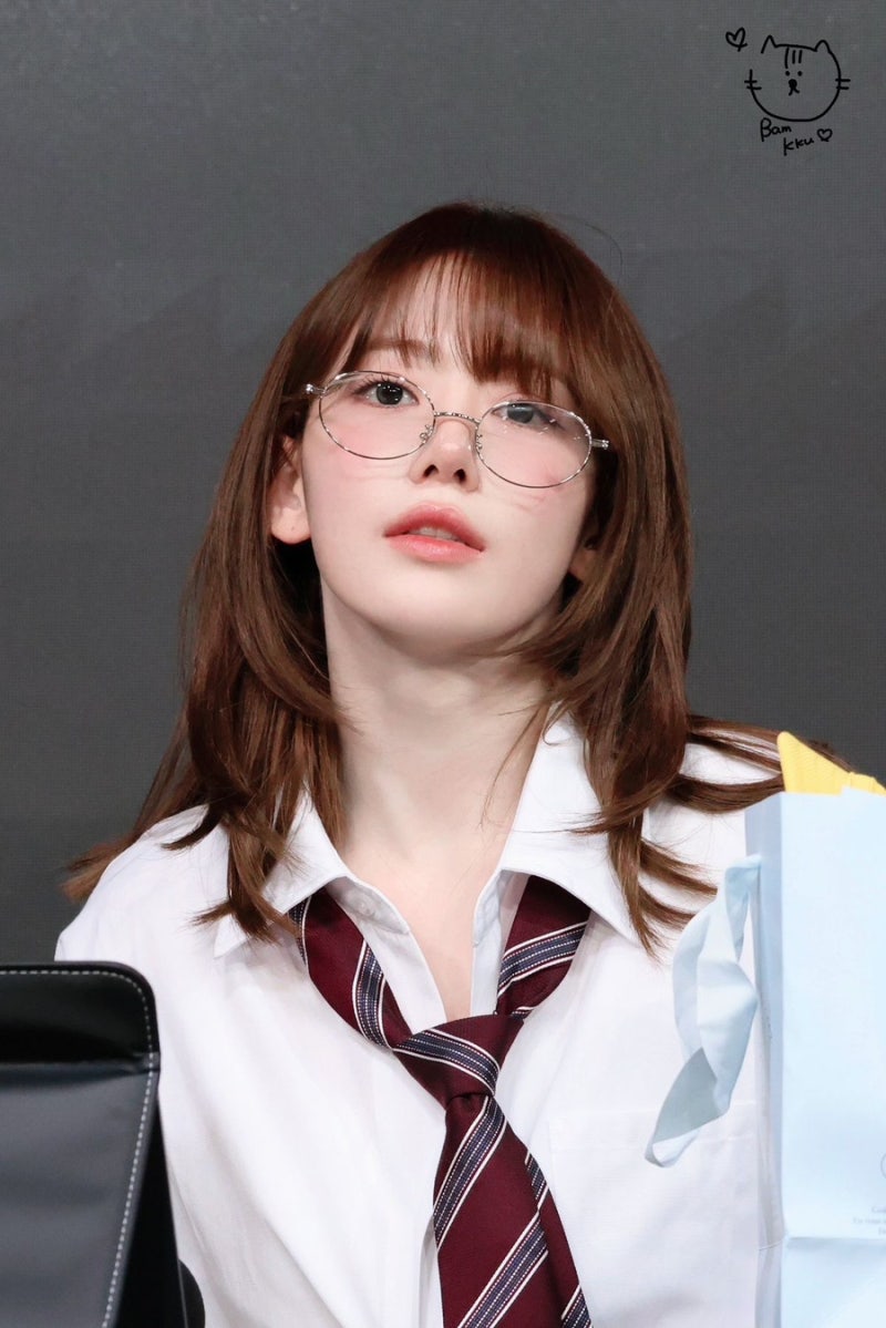 [Cha Sim Jamsil] LE SSERAFIM Sakura's Gentle and Intellectual 'Nerd Chic' Style, Analyzed by Senior Designer Hyeryeong: #Bambi