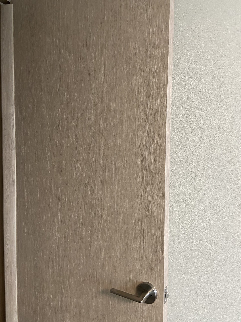 수원 방문 구멍 복원｜주먹보다 작은 파손 때문에 문 전체 교체? 시트지 복원으로 해결한 사례