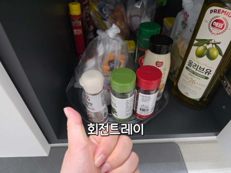 다이소 회전트레이 활용 양념통 정리