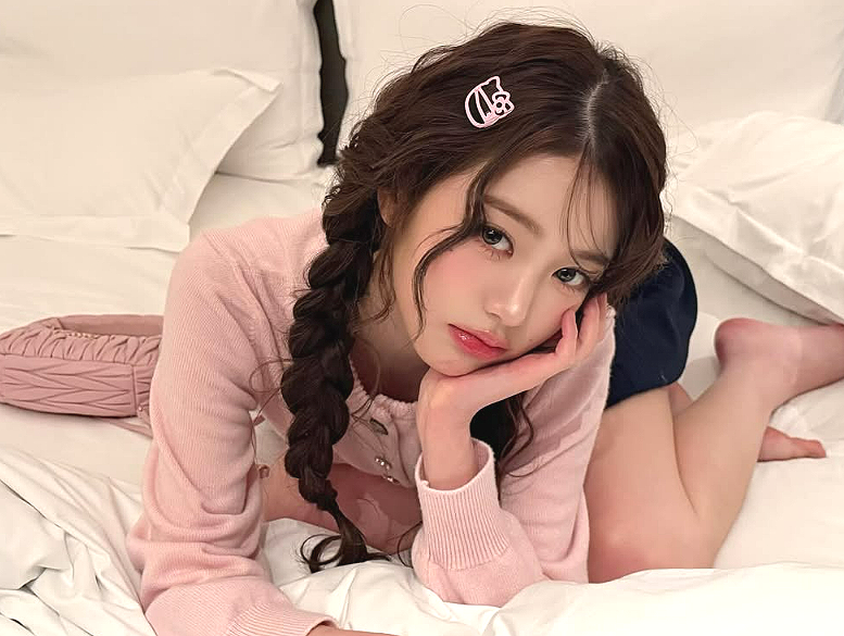 미우미우가방 사고 싶게 만드는 장원영 패션 모음.zip