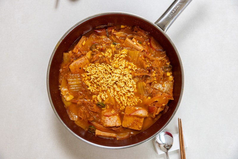 스팸 김치찌개 레시피 맛있게 간단 끓이는법