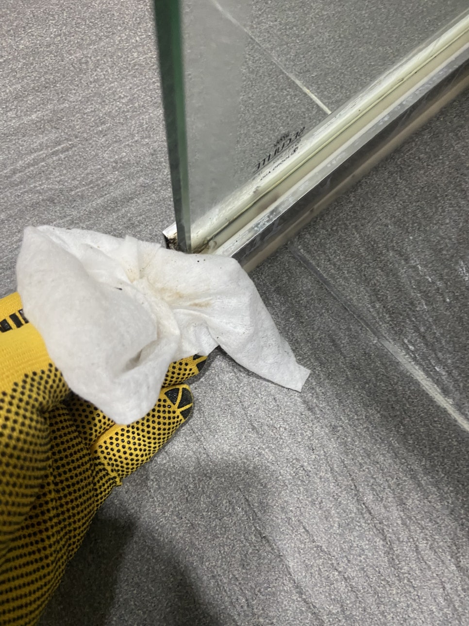 성남 운중동 샤워부스 쫄대 교체｜닦아도 지워지지 않던 물때, 부서진 쫄대 교체로 해결한 사례