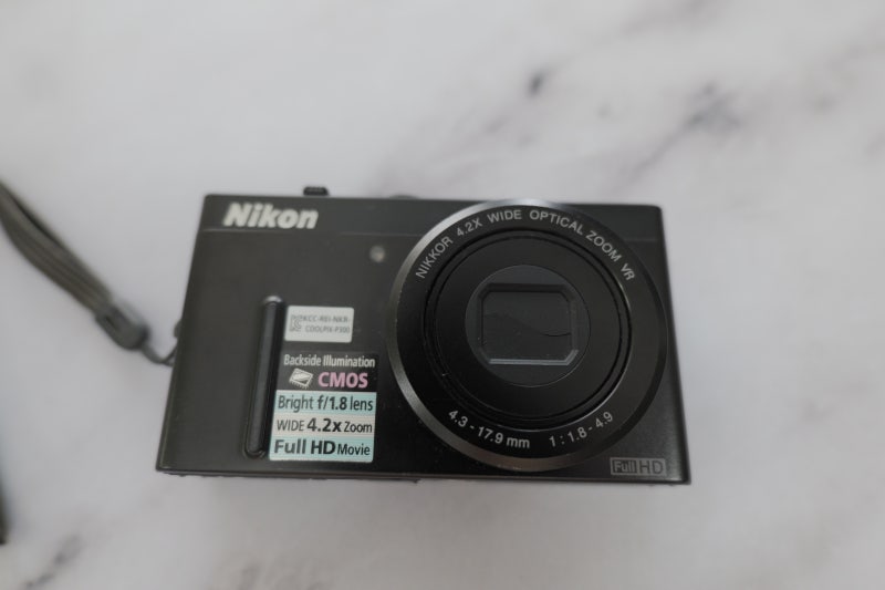 니콘 COOLPIX P300 "감성 디카 유행 속에서 다시 주목받는 밝은 렌즈의 명기"