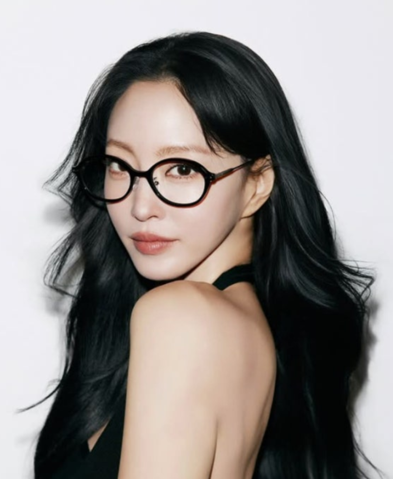 한예슬, 6주 만에 근황 공개 블랙 홀터넥보다 안경이 더 먼저 보인 이유