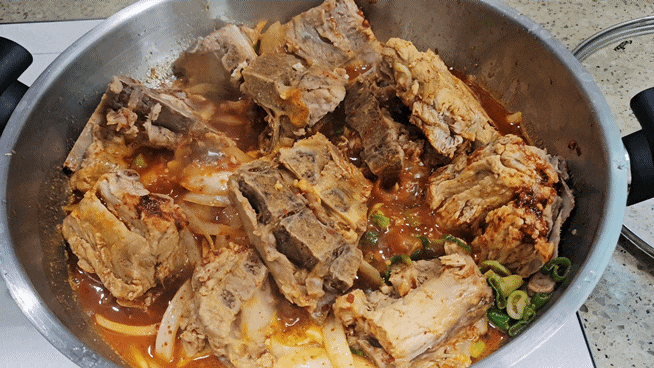 돼지등뼈 3kg로 두 가지 요리 만들기, 매운뼈찜 & 아이용 간장뼈찜 레시피