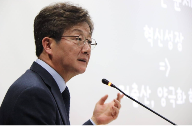 [긴급속보] 유승민 "선택적 <b>모병제</b> 공정한가"... 여성징병제... 