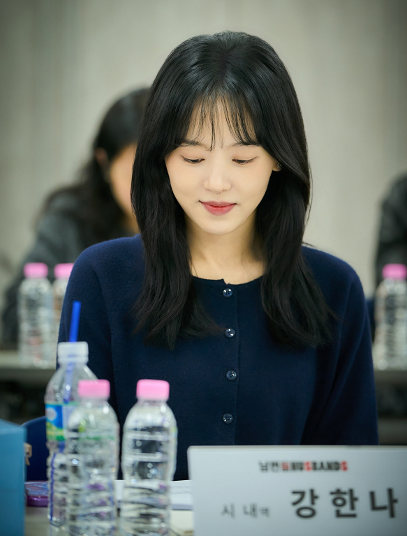넷플릭스 남편들 시내 누군가 했더니 강한나? 두 남편 사이에서도 선명한 존재감