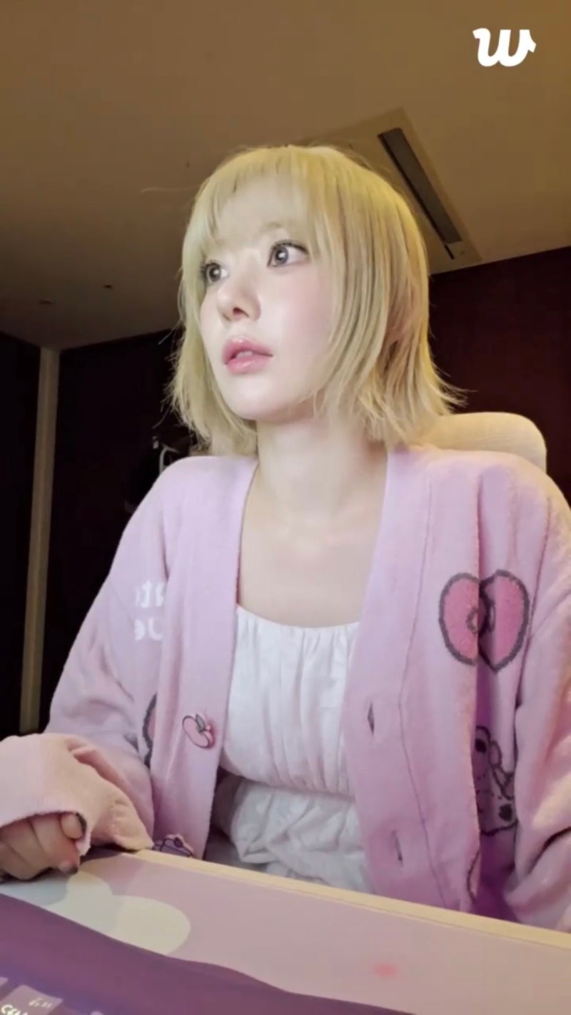 ルセラフィムのサクラのWeverse私服ファッション、ピンクカーディガン情報::ジェラートピケのサンリオキティパジャマおすすめ