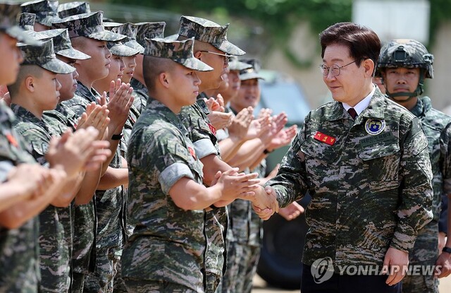 국방부 파격 선언, 국민 개병제 유지 속 선택적 <b>모병제</b> 검토... 