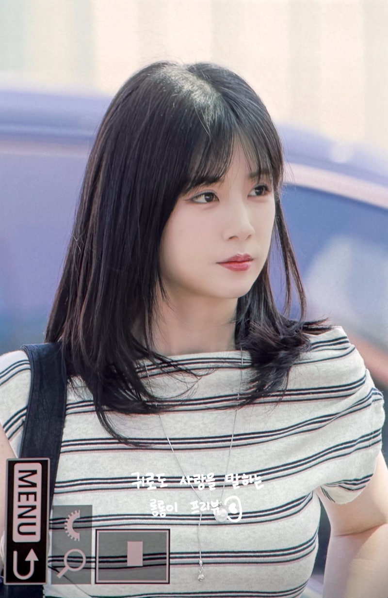 260626 에이핑크 박초롱 공항 패션 속 스트라이프 오프숄더 티셔츠는 베이델리