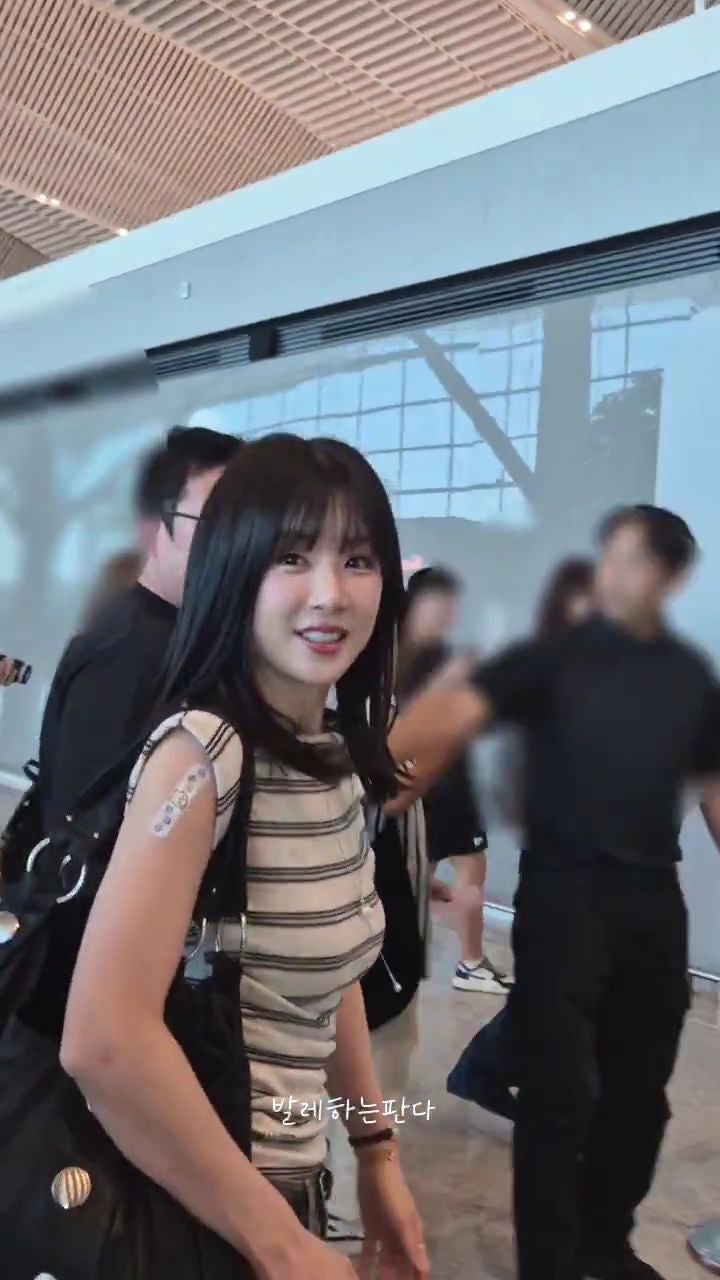 260626 에이핑크 초롱 공항 패션 속 오프숄더 정보 / 베이델리 스트라이프 오프숄더티 / 여름 ....