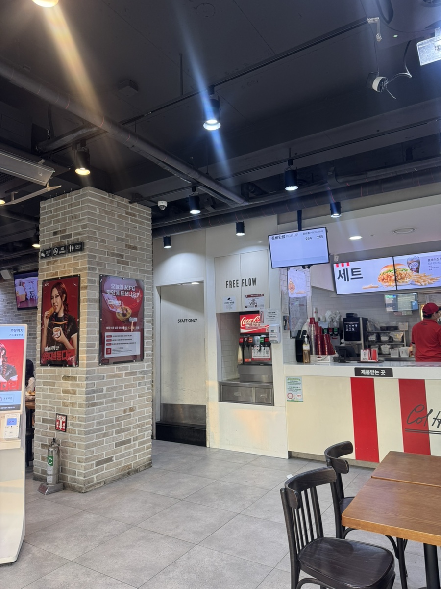 KFC 한국외대점 사진 3