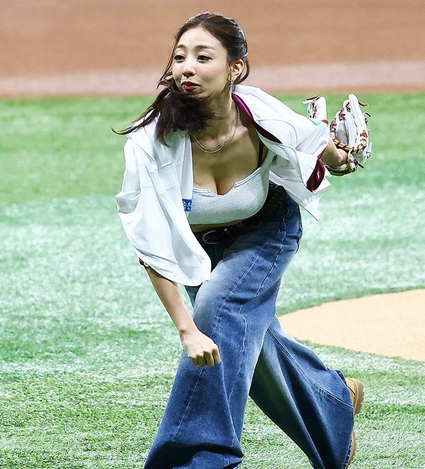 트와이스 지효 시구 현장 발칵 뒤집은 뜻밖의 패션 감각