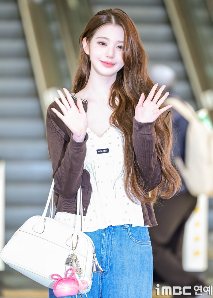 장원영 미우미우 공항패션,가디건 하나로 이 분위기를 만든다고?