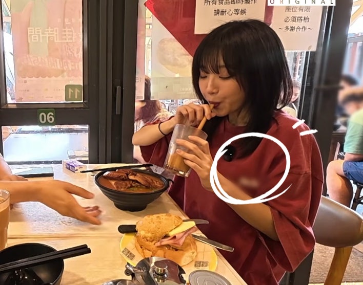 쯔양몇끼 티셔츠 쯔양 착장 레드 티셔츠 벤데이비스 빈티지 가공 셔츠 요거 인듯.