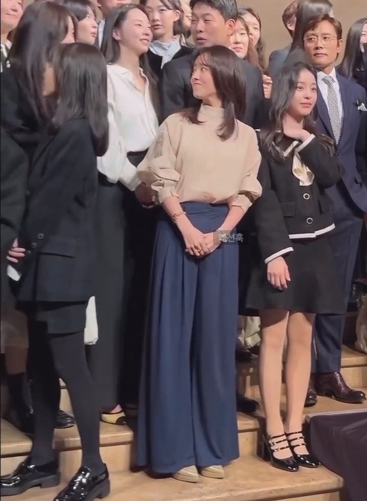 몇 년째 품절대란 나는 한지민 하객룩 속 10만원대 블라우스