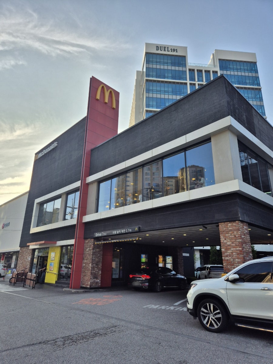맥도날드 수원망포DT점 사진 1