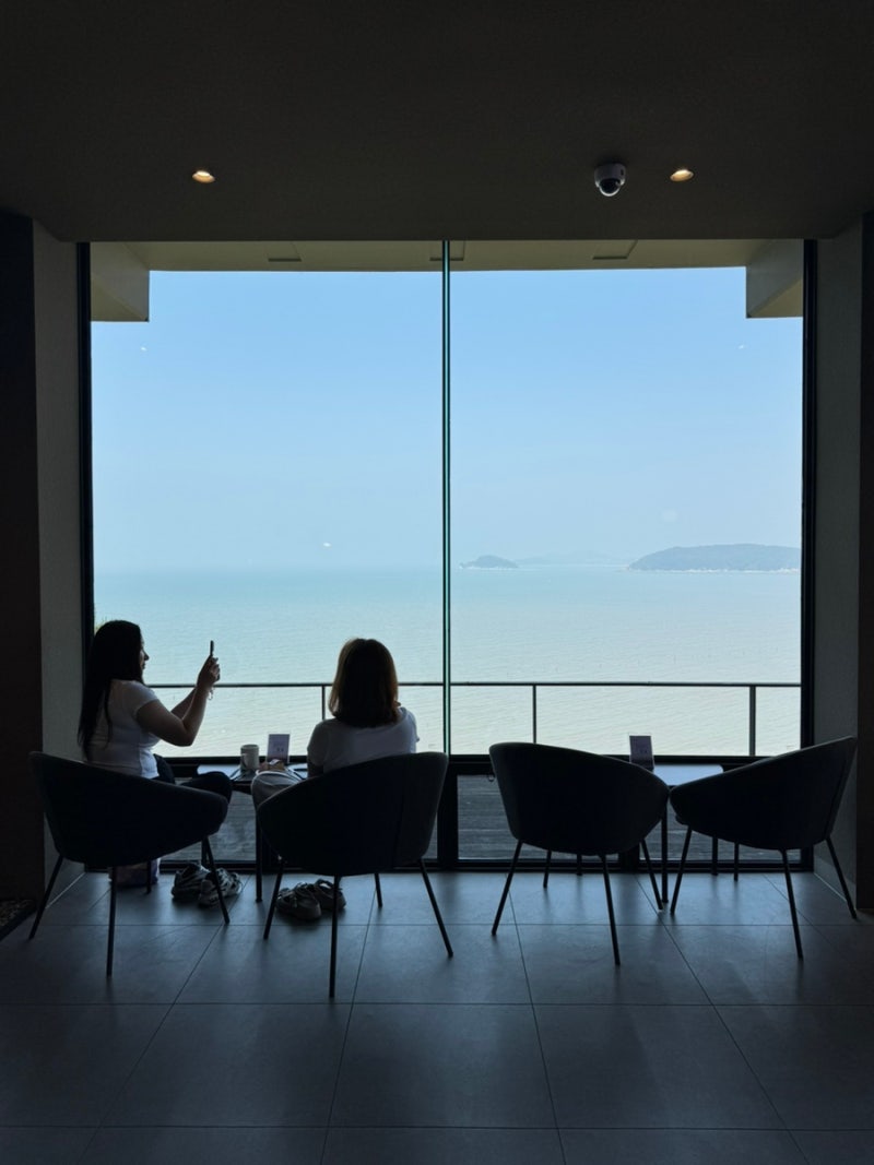 Incheon Yeongjongdo Cafe M-Cliff: Ocean View Bakery Review