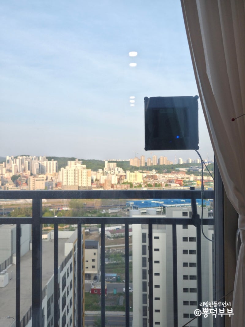 매번 미루던 거실 창문청소, 에코백스 윈봇 미니 옴니 로봇창문청소기 사용법