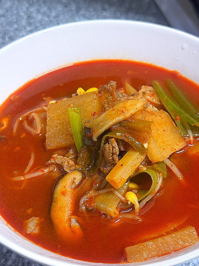 집에서 실패없는 얼큰한 소고기 버섯 육개장 만들기 간단한 재료와 레시피