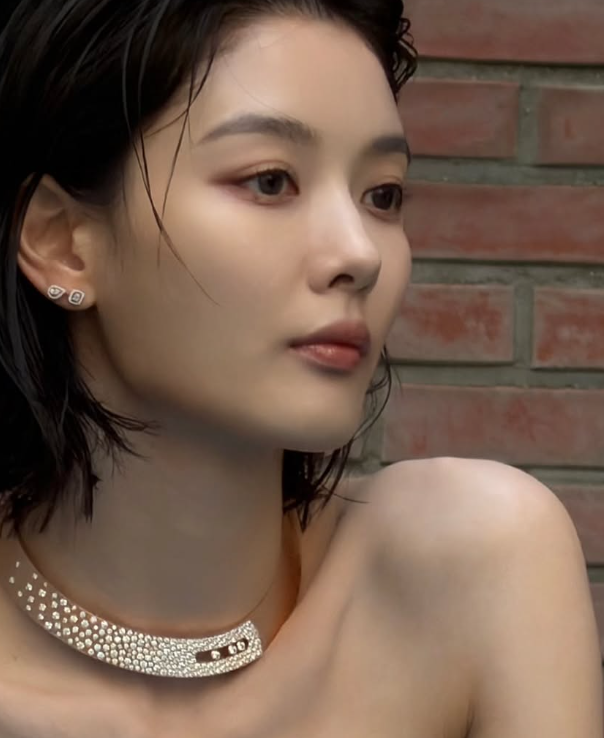 "단발 태슬컷 완벽 변신" 김유정, 과감한 노출 화보 B컷 기습 공개하며 '국민여동생' 틀 깨부....