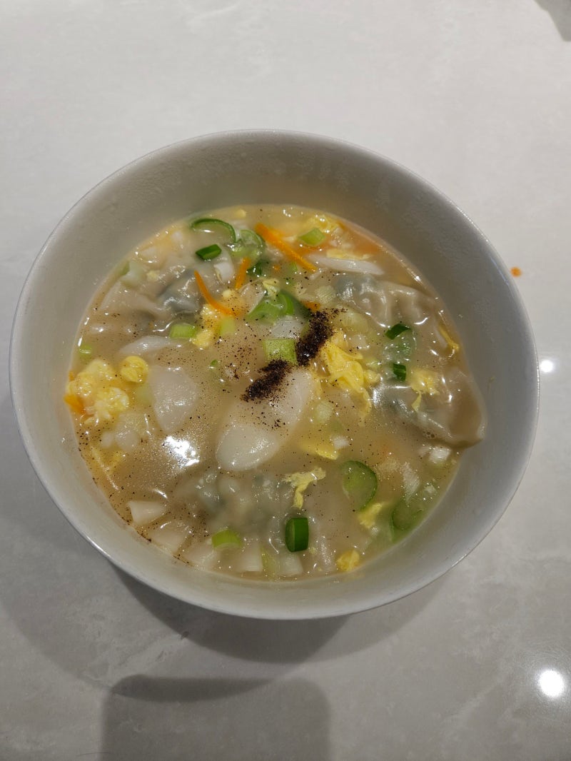 [레시피] 시판 사골육수로 15분 만에 깊은 맛 내는 초간단 떡만두국 만들기
