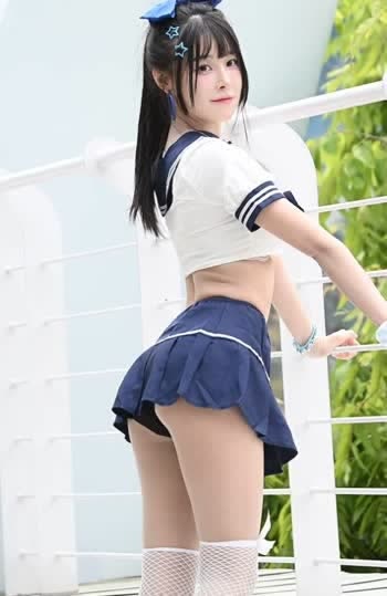 레이싱모델 이샘솔 리본 달린 크롭 세라복