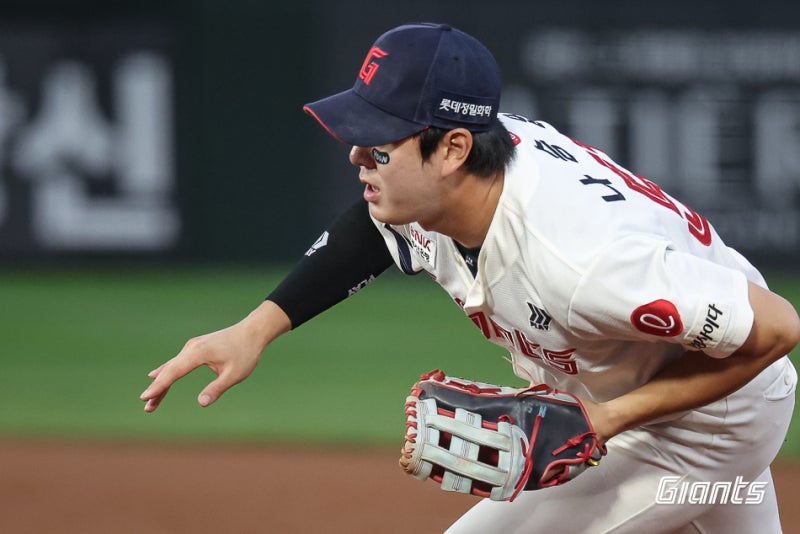 롯데 7-8 대역전패 사직 참사! '김진욱 등판=나승엽 실책' 잔혹사+이이무라 3실점 부진에 잔인....