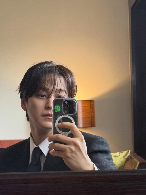 김범, 깔끔한 블랙 재킷과 흰 셔츠… 은은한 조명 아래 부드러운 셀카 포착 (+패션, 근황, 매....