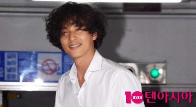 '아저씨' 이후 15년... 원빈이 지금도 머리를 기르고 있는 진짜 이유