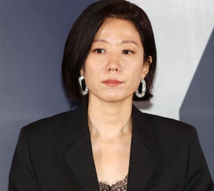"신이 너무 미웠지만..." 10년 만의 무대 복귀에서 전혜진이 털어놓은 속마음