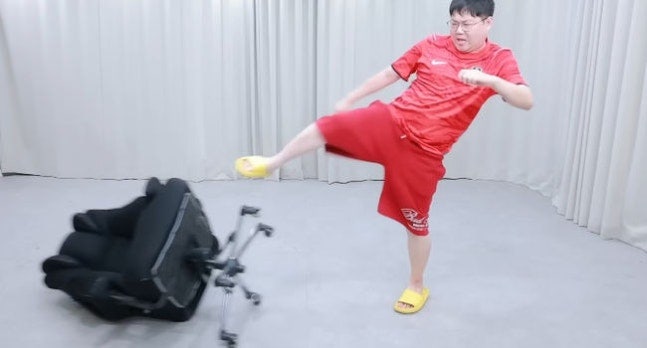 "홍명보 나가!" 감스트, 한국 32강 탈락에 폭발…분노의 발길질까지, 팬심도 무너졌다