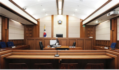 법무부, <b>촉법소년</b> 만 <b>13세</b>로 '조건부 <b>하향</b>' 검토…중대범죄 한정